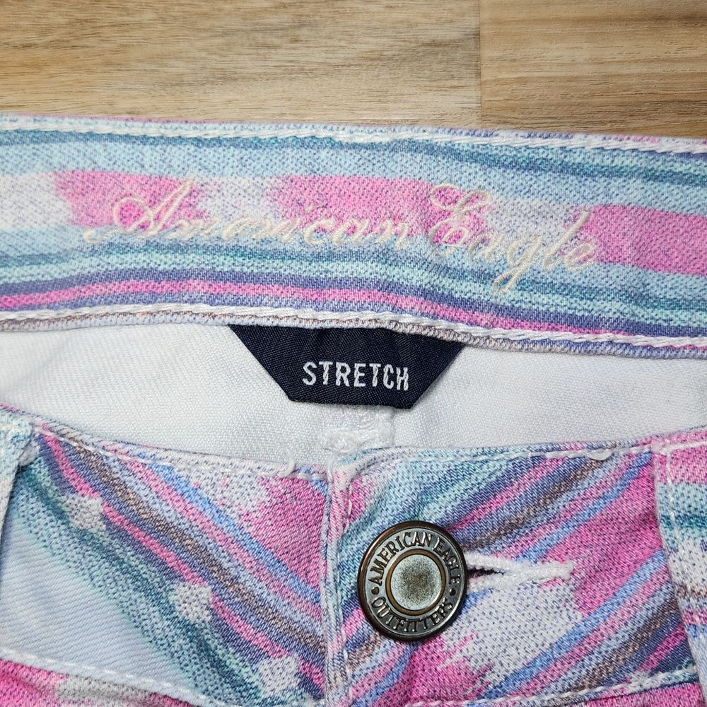 🔹️American Eagle Pink & Blue Aztec Print Raw Hem Shorts Size 4 - Picture 9 of 10